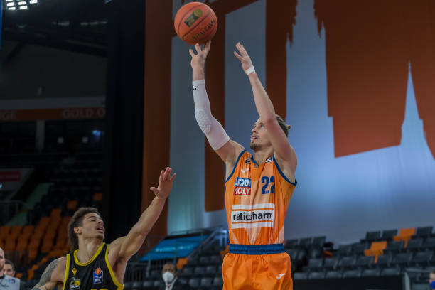 还在防守端 还在防守端