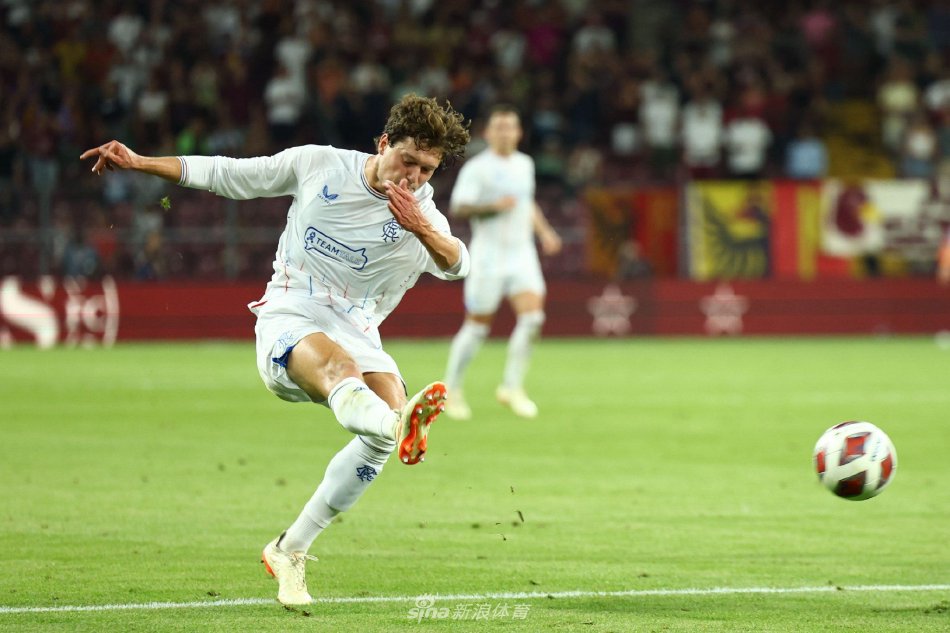 更多地聘请 更多地聘请