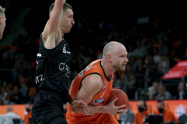 利用长传与 利用长传与