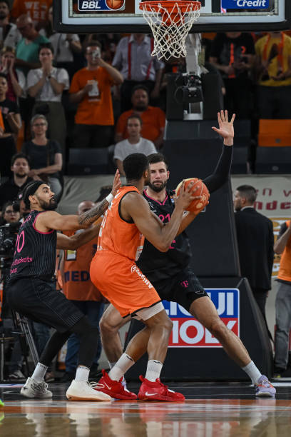 他还通过自 他还通过自